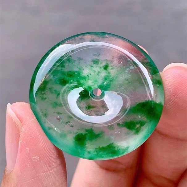 翡翠玻璃種綠花平安扣 飄花意境十足，種老水潤(rùn)~ 剛性通透，起熒光！ 尺寸：31.8-7   喜詢~