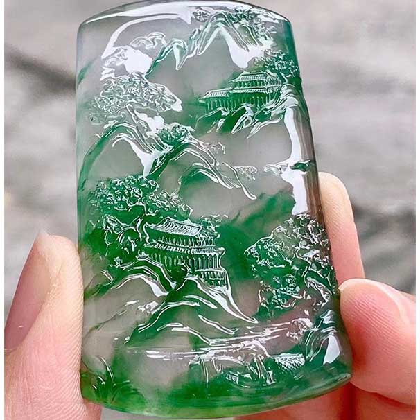 翡翠玻璃種綠花大山水 猶豫一副山水畫映入眼內(nèi) 大師作品，剛性通透，起熒光！ 尺寸：55-32.5-5.7   喜詢~