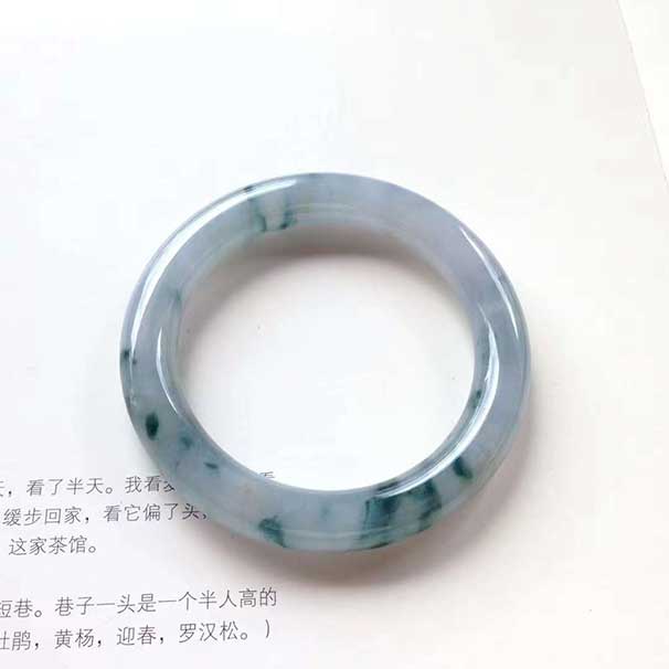 圓條紫底飄花翡翠手鐲 尺寸:54.6-10.5-10mm 茄紫底，飄花就很清晰了，佩戴效果有一種古典的美感，非常好看。 ：小萬    喜詢~