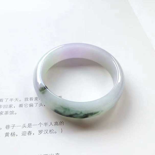 正圈春彩底飄花翡翠手鐲 尺寸:52-13.8-6.6mm 柔美清新的一款鐲子，蘚色飄花，非常有意境。 ：一萬(wàn)多   喜詢(xún)~