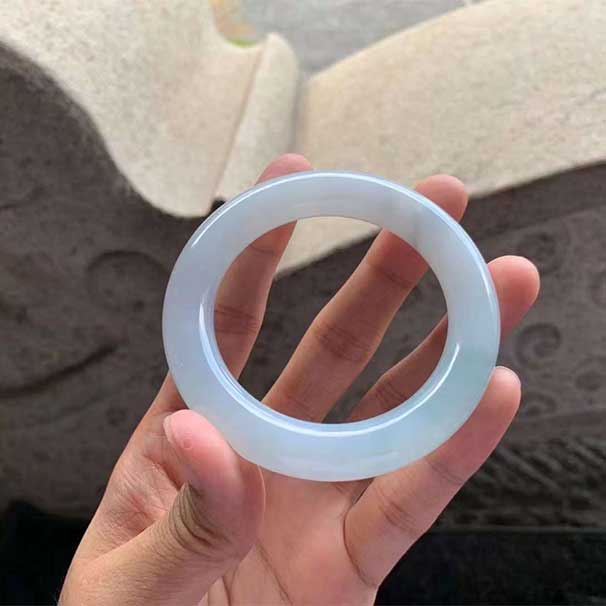 圓條底色翡翠手鐲 尺寸：56-11.5-11.5mm 溫溫糯糯的，純美，素雅，完美品質(zhì)~ ：一萬(wàn)多   喜詢~