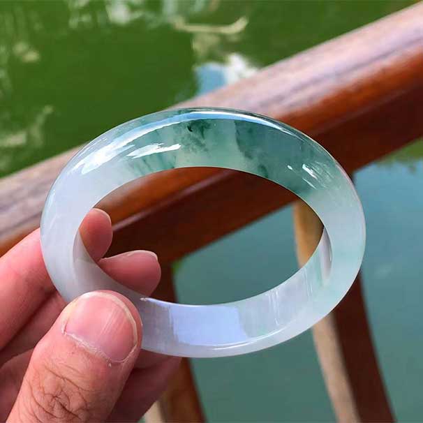 極品小小六價(jià)，57圈口， 冰種飄花正圈翡翠手鐲，冰透瑩亮，藍(lán)花濃艷高雅，高品質(zhì)，尺寸：56.7×14.4×8.1mm，完美。