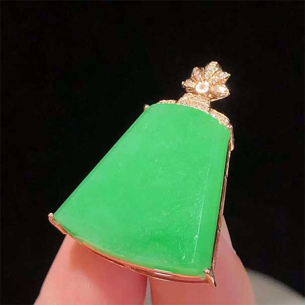 今日必收翡翠無(wú)事牌吊墜 冰種陽(yáng)綠，滿綠！簡(jiǎn)約款設(shè)計(jì)更突出主石，厚度也非常可以！秒殺超值推薦！?。?尺寸30.7-20.6-5.8//21.4-2076-3.5 ：8800
