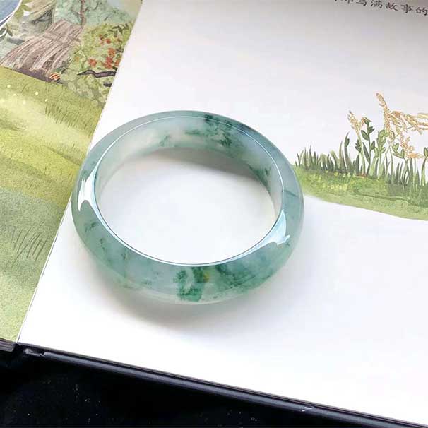 精品37500，54圈口， 冰種飄花灑金正圈翡翠手鐲，冰感足，飄花靈動飄逸，好貨推薦。尺寸：54×14×7.5mm