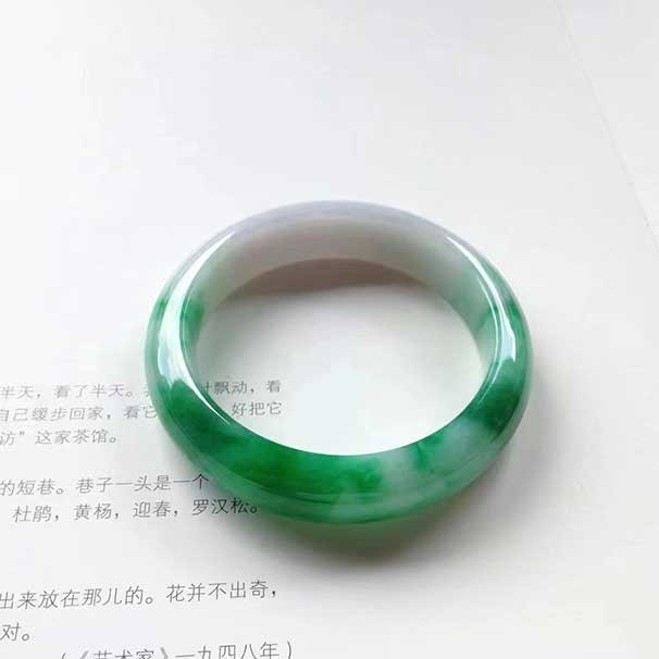 正圈辣色手鐲 尺寸:55-13.3-8.6mm 大半圈的顏色，顏色超級(jí)辣艷，視覺(jué)上很驚艷的那種，肉質(zhì)還很細(xì)膩，版型也不錯(cuò) ：六位數(shù)   喜詢~