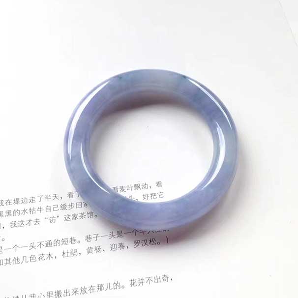 圓條紫羅蘭翡翠手鐲 尺寸:56.5-11.8-11.5mm。茄紫色，色濃，加上是大條形，整體感比較大氣 ：大萬(wàn)價(jià)   喜詢~