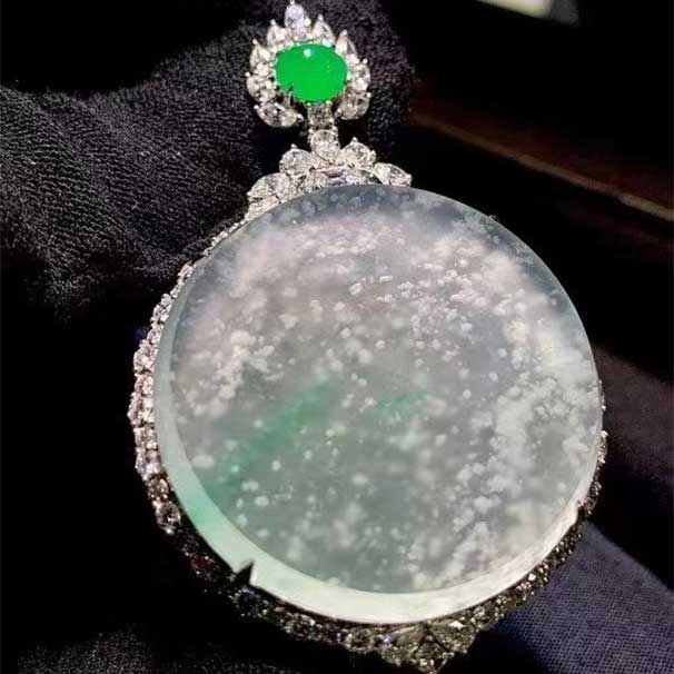 翡翠木那料極品飄色木那圓牌 一整個雪花世界，送人自留都非常適合！ 整體54.8-35.2-10.2 裸石32-4.2 小六一開   喜詢~