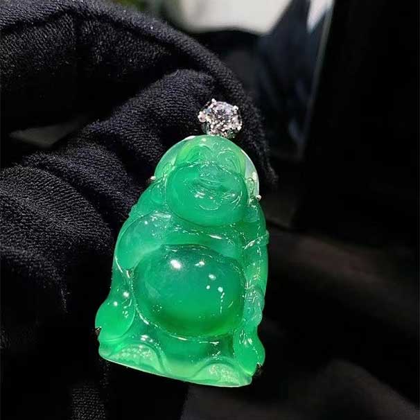 翡翠滿綠站佛 開臉非常好，厚度感人，簡單鑲嵌已經(jīng)足夠美膩了，收藏等級~ 裸石35.9*23.1*4.7 整體43.8*23.2*9.5 小六價   喜詢~