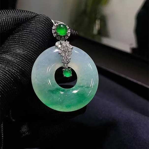 翡翠 冰飄綠幸福圈 飄色非常有意境，種水好，起膠感！ 裸石：28.4*5.9*9 ：小萬(wàn)    喜詢(xún)~