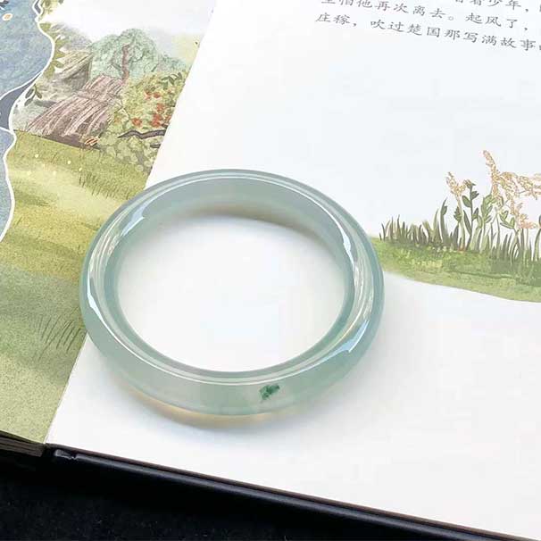 極品大大五位，57圈口， 高冰種芙蓉飄花圓條翡翠手鐲，種水極佳，水靈靈，尺寸：57.4×9.4×9.6mm