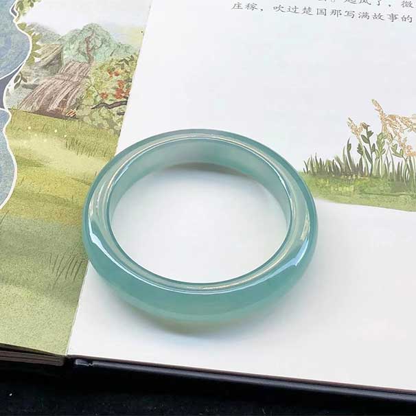 極品小六價(jià)，57/58圈口， 厚裝冰種飄綠正圈翡翠手鐲，種老水足，老坑料，冰透水潤(rùn)，色陽(yáng)灑落，大大方方，尺寸：57.5×13.8×9.5mm