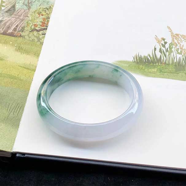 精品38000，換正圈51圈口， 冰種飄花貴妃鐲，冰透瑩亮，種水極佳，尺寸：53×46×13×7.2mm