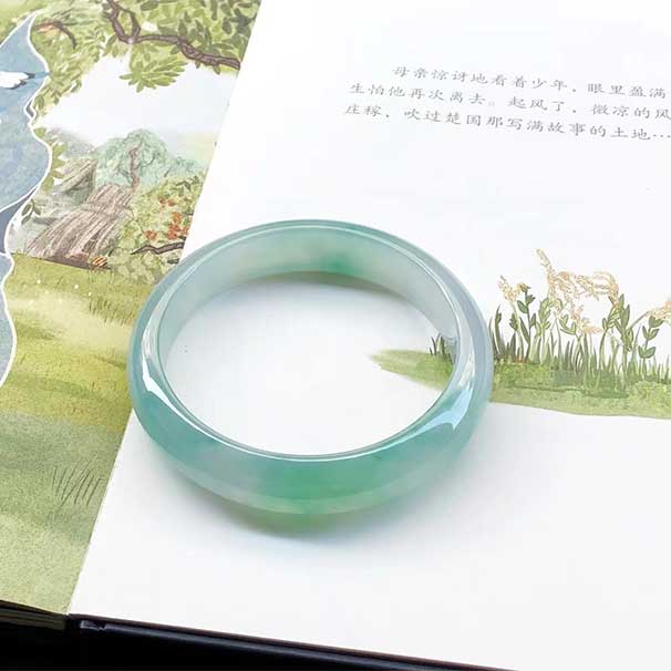 超大圈口小六價，68圈口， 極品冰種飄綠花正圈翡翠手鐲，非常難遇的鐲子，可遇不可求，種水色一流。尺寸：68×14.5×8.6mm。