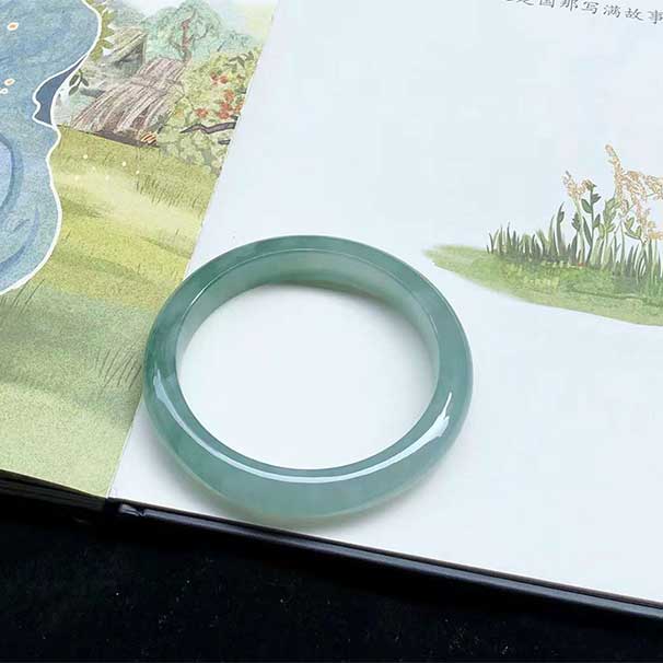 精品16999，54圈口， 冰糯芙蓉綠花正圈翡翠手鐲，濃郁花色，縈繞腕間，尺寸：53.8×9.8×7.8mm。