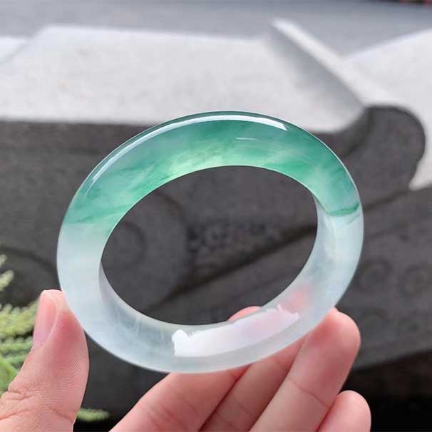 高冰綠花正圈手鐲 尺寸：54.8/12.9/9.2mm 老坑品質(zhì)，清澈明亮，起光，綠花嬌艷綻放，神秘的質(zhì)感于色澤，帶著讓人迷離的大自然氣魄。 ：六位數(shù)    喜詢~