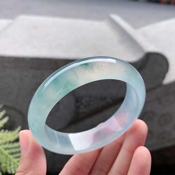 高冰藍(lán)紫飄花正圈手鐲 尺寸：57.3/15.9/8mm 質(zhì)地純凈水靈，淺紫與冰藍(lán)相融，幻彩色澤，神秘的美感，花兒仿佛水中翩翩起舞， ：六位數(shù)   喜詢~