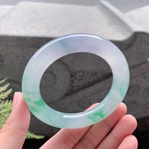 藍(lán)紫飄綠花圓條手鐲 尺寸：56.9/12.6/12.5mm 玉質(zhì)冰潤(rùn)潤(rùn)的，水頭好，冰藍(lán)紫底，飄綠花，色澤明艷灼人，散發(fā)著迷人魅力，上手低調(diào)奢華， ：六位數(shù)    喜詢~