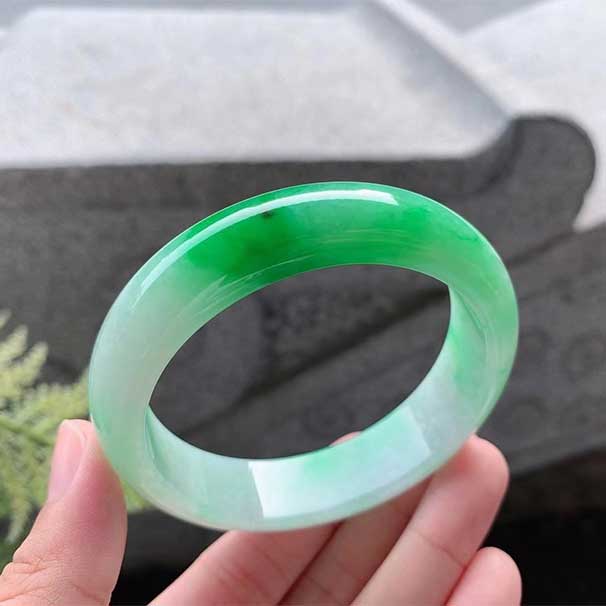 翡翠辣綠正圈手鐲 尺寸：56.5/14.7/8.1mm 辣色比較誘惑人，復(fù)古風(fēng)格，細(xì)白底映出顏色著實(shí)辣眼睛， ：小六    喜詢~