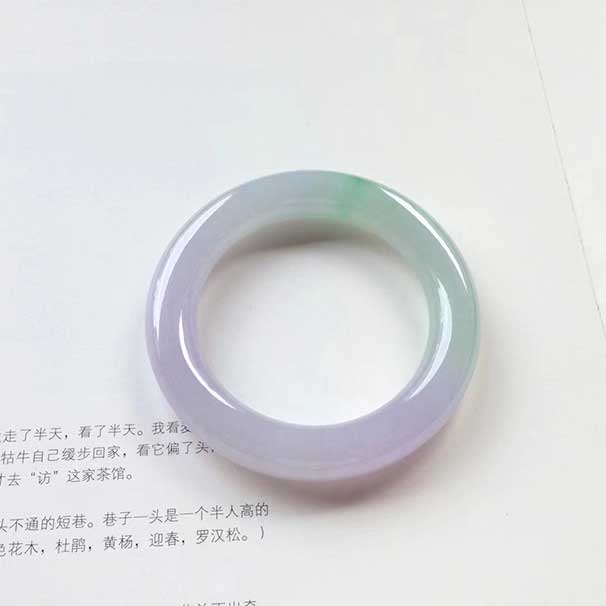 翡翠手鐲圓條春帶彩種水鐲 尺寸:56-12-12mm 細(xì)膩，溫潤，淡粉紫色中帶點(diǎn)淺綠意，上手清新甜美， ：小六   喜詢~