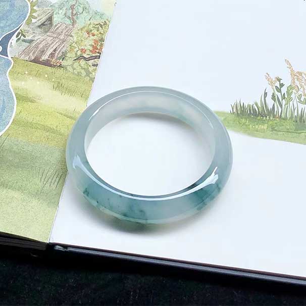 極品小六價(jià)，54/55圈口， 高冰種飄花正圈翡翠手鐲，冰透瑩亮，種質(zhì)非常老，飄花韻味，藍(lán)花濃艷，尺寸：54.6×13.2×8.3mm，