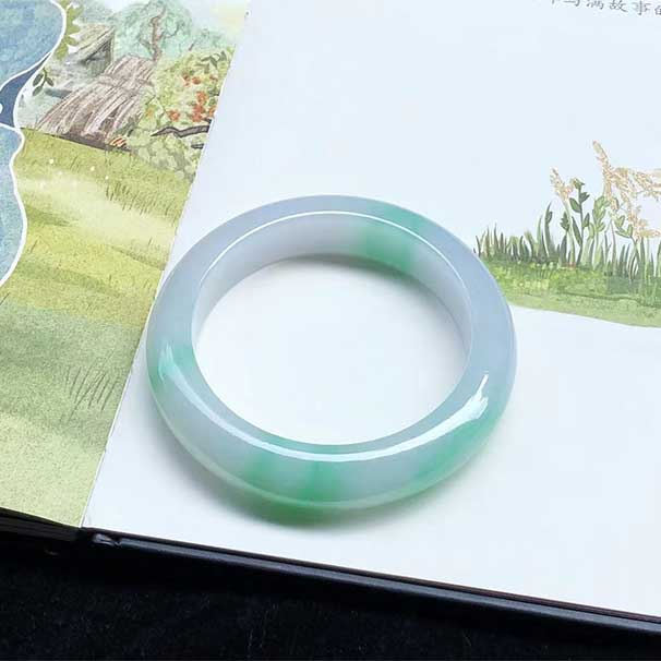 精品8萬多多，56圈口， 冰糯陽綠正圈翡翠手鐲，白雪皚皚，明艷綠色，佩戴腕間，陽春白雪。尺寸：56×12.7×9.7mm，