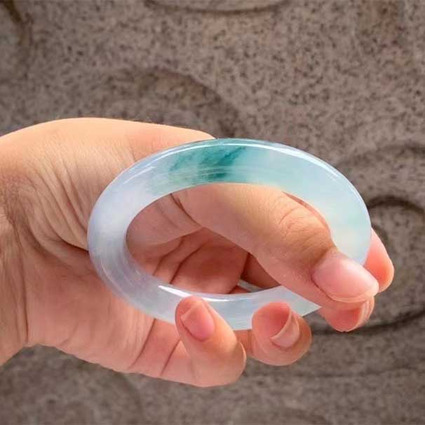 正冰種翡翠飄花圓條 小圈口 ：53.2-10 完美無紋裂，老坑種，滿圈冰化起膠，無敵細(xì)膩，顏色冰藍(lán)幻彩～神秘感十足，太高級(jí)了！ ：小六   喜詢~