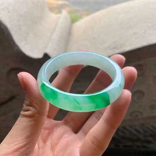 正圈種色翡翠手鐲 尺寸:51-13.2-8mm 有種有色的一款，細(xì)潤(rùn)，一大截陽(yáng)綠色，顏色是很辣艷的！ ：詢價(jià)~