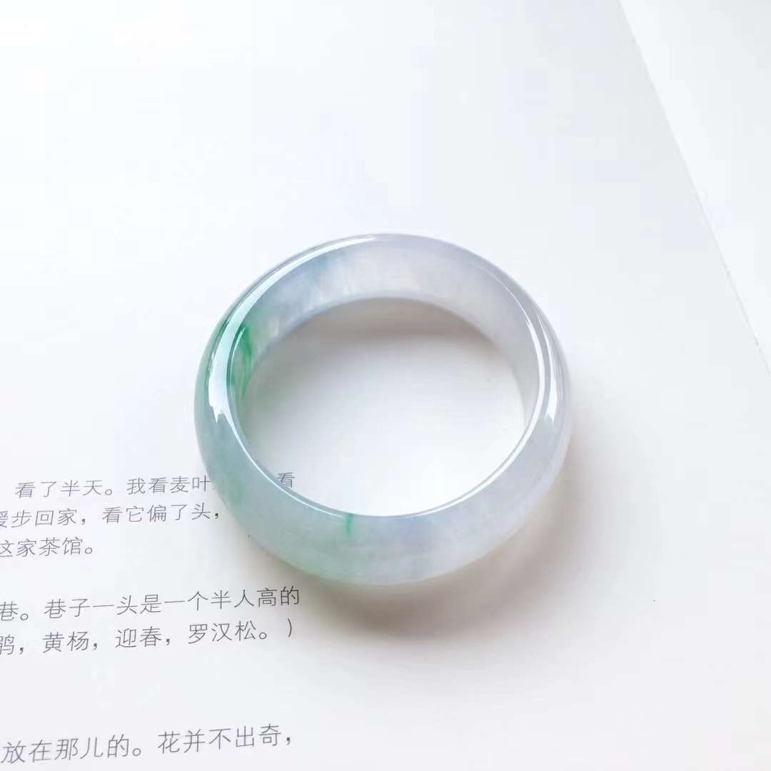 貴妃紫底飄色種水翡翠手鐲 貴妃尺寸:52.5-13.3-7mm，短徑：46.5mm。正圈50.5可戴 冰潤，藍紫底飄色，色彩搭配豐富，條形秀氣，上手很漂亮。 ：小六一開   喜詢~