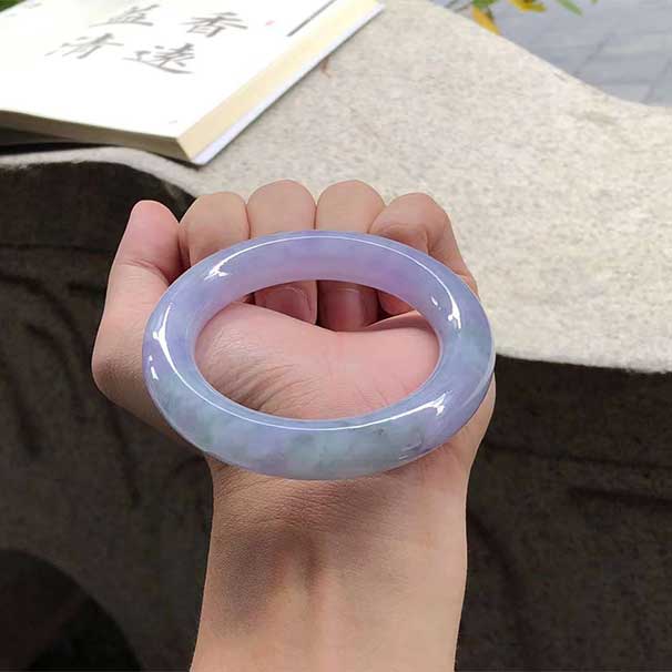 精品49999，56圈口， 厚裝濃紫飄綠花圓條翡翠手鐲，滿色紫羅蘭，濃艷不失色，綠花縈繞，尺寸：56×12.3×12mm