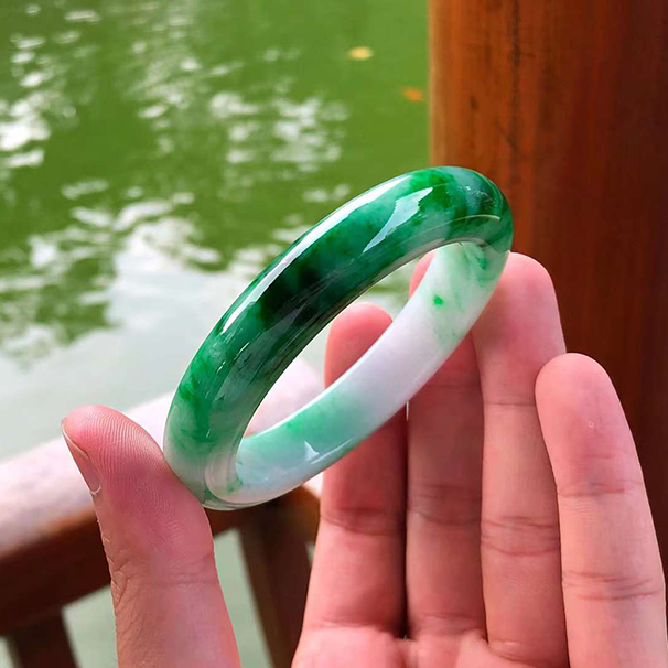 辣綠正圈翡翠手鐲