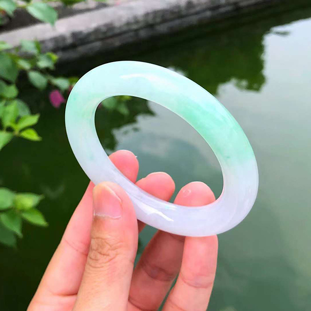 冰糯甜陽(yáng)綠圓條翡翠手鐲