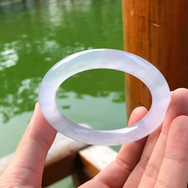 高冰種飄綠圓條翡翠手鐲