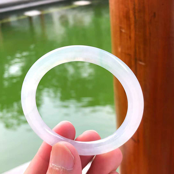 冰種飄綠圓條翡翠手鐲
