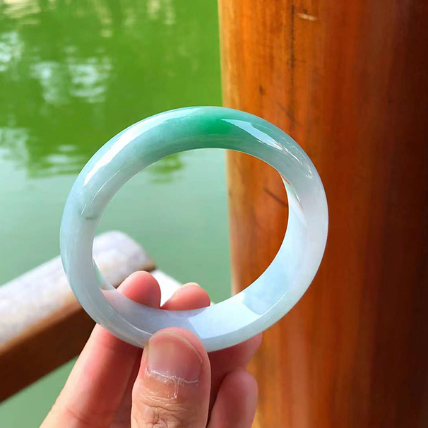 正裝糯化種帶綠正圈翡翠手鐲