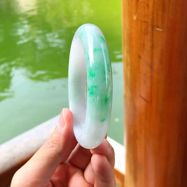 糯化種飄綠花正圈翡翠手鐲