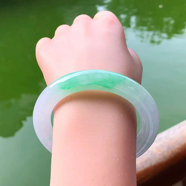 冰陽(yáng)綠圓條翡翠手鐲