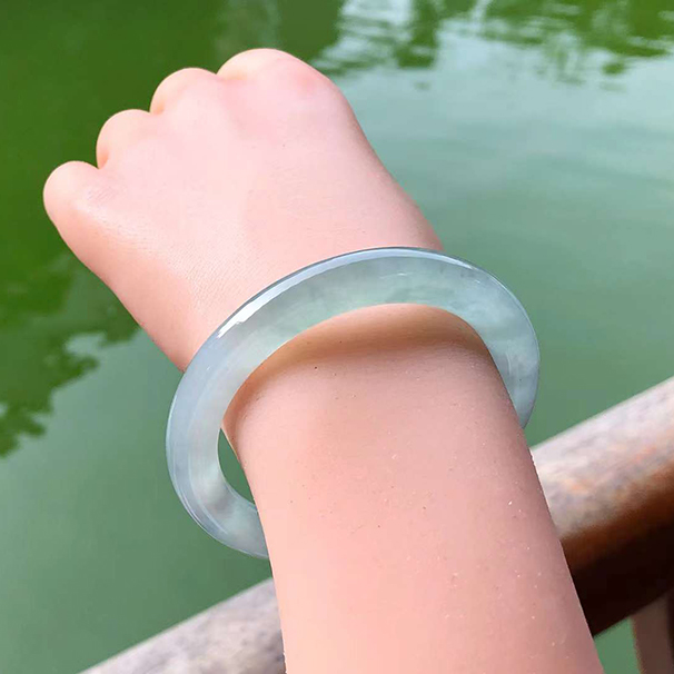 冰種湖水綠圓條翡翠手鐲