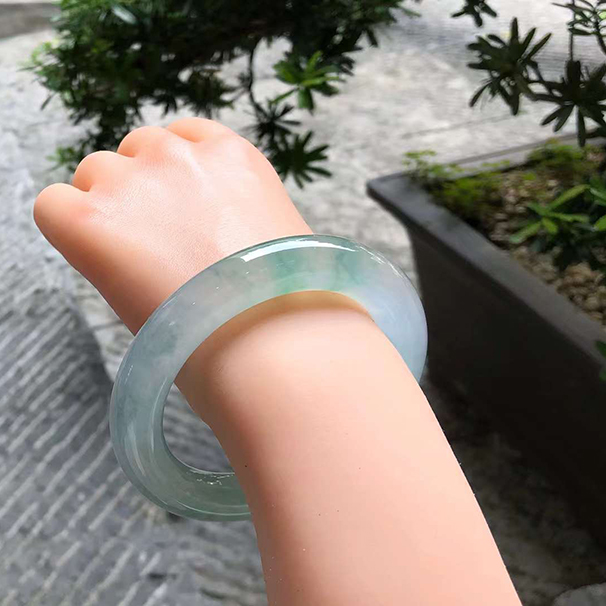 起光高冰種飄花圓條翡翠手鐲