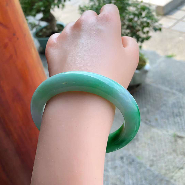 陽(yáng)綠正圈翡翠手鐲