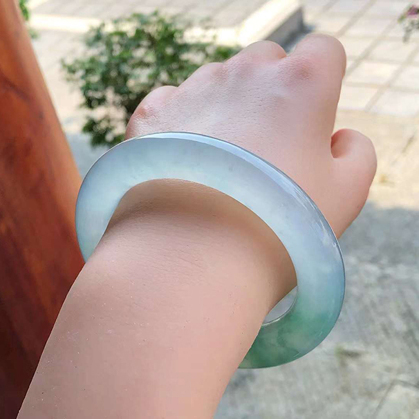 厚裝高冰種飄綠花圓條翡翠手鐲