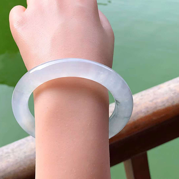 高冰種飄花圓條翡翠手鐲