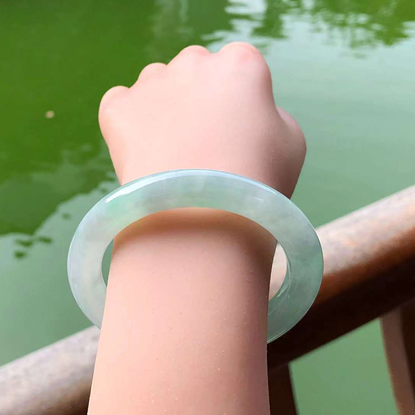 冰種飄綠圓條翡翠手鐲