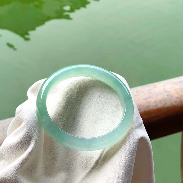 冰種湖水綠貴妃鐲
