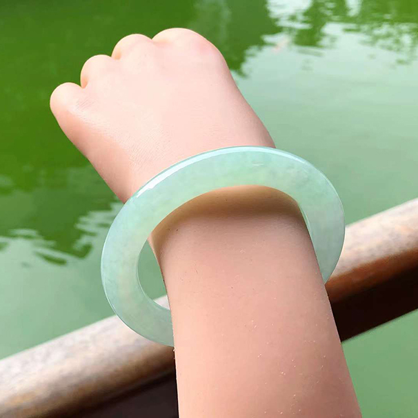 冰甜綠圓條翡翠手鐲