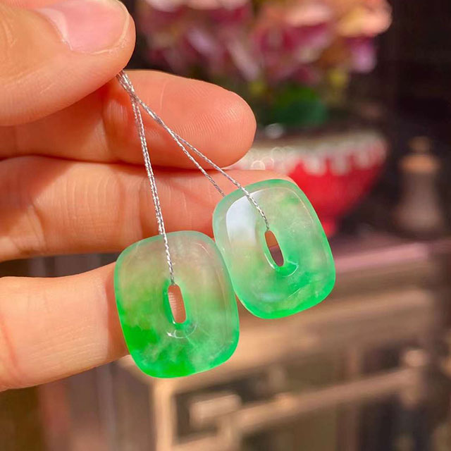 高冰近玻璃種艷綠翡翠方扣裸石