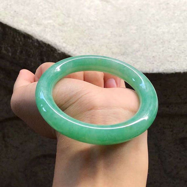 滿綠圓條翡翠手鐲