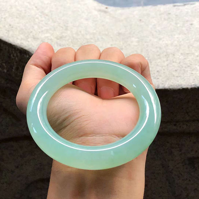 厚裝冰種甜綠圓條翡翠手鐲