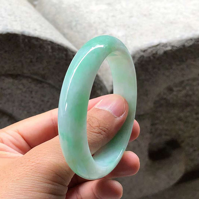 糯種帶綠正圈翡翠手鐲